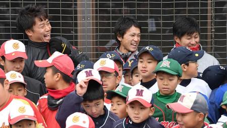 野球教室で子供たちと笑顔で交流する（左から）新井、上本、俊介＝広陵高校