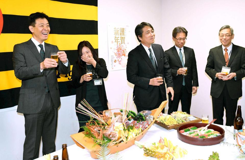 　年賀式で乾杯をする四藤球団社長（左）と高野球団本部長（左から３人目）＝撮影・田中太一