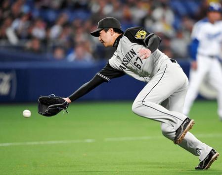 ７回、中日・石岡諒太のスクイズバントをグラブトスで本塁へ送球する岩崎