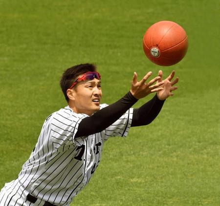 　トレーニング用のボールを投げる秋山（撮影・田中太一）
