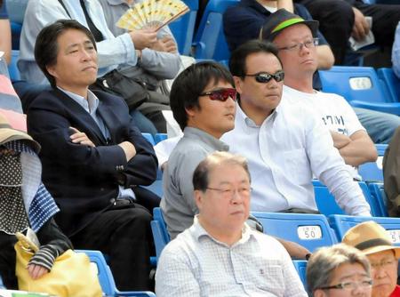 　東大対法大の試合を視察する和田ＳＡ（右から２人目）、高野球団本部長（左）ら