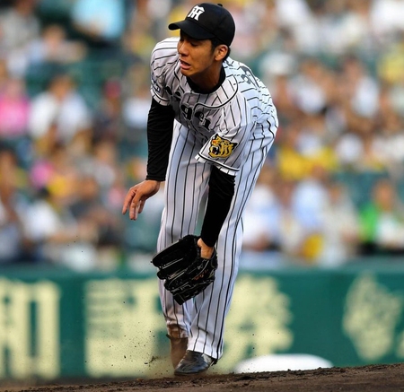 １回、阪神・小野は巨人・中井の打球にグラブを差し出すも捕球できず＝甲子園