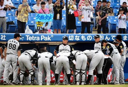 試合前、金本知憲監督を中心に円陣を組む阪神ナイン