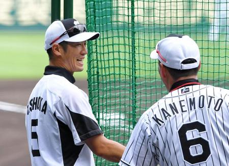 　試合前、阪神・金本監督（右）と談笑する西岡