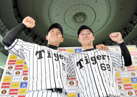 お立ち台でポーズを決める阪神・伊藤隼太（左）と俊介＝京セラドーム