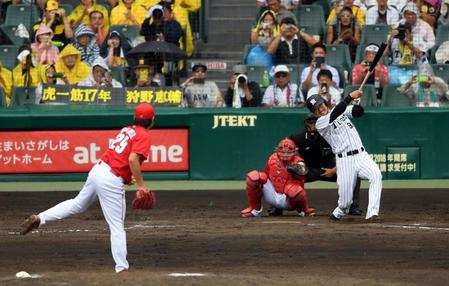 　８回、狩野は広島・江草から左翼線に二塁打を放つ