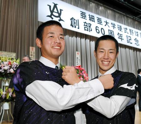 来年２月に歌手デビューする小山投手（右）とポーズをとる高橋遙　