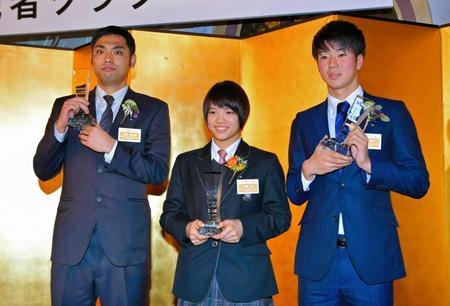 　関西スポーツ賞を受賞しトロフィーを掲げる（左から）桑原、阿部詩、多田修平（撮影・石湯恒介）