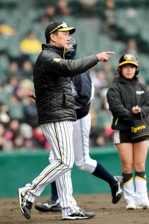 　３回の攻撃を終え、選手交代を告げる阪神・金本知憲監督