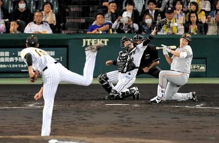 　４回、藤浪（手前）の投球が定まらず、打者・菅野の顔面付近を襲う