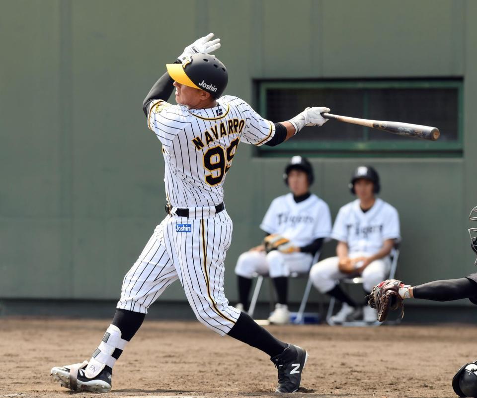 ５回阪神無死二塁、阪神エフレン・ナバーロは中越えに適時二塁打を放つ＝鳴尾浜（撮影・山口登）