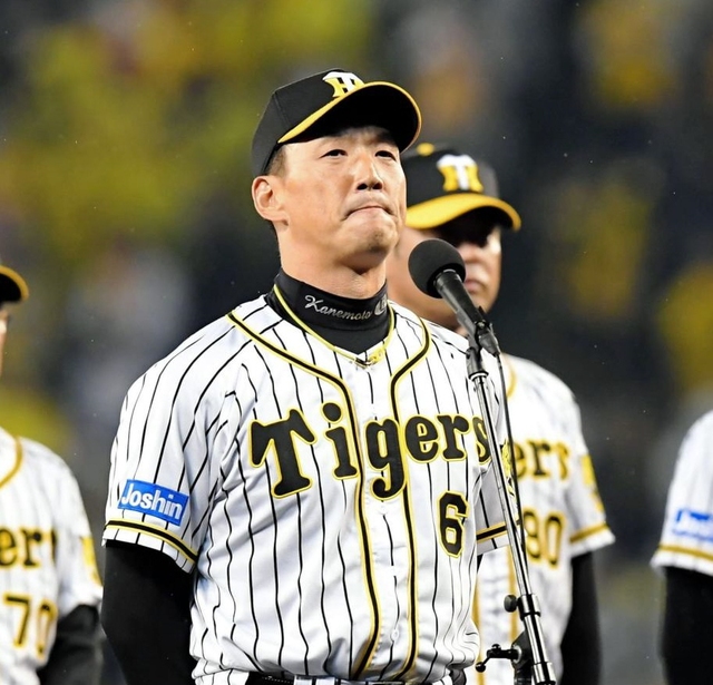 本拠地最終戦を終え、つめかけたファンの前で言葉を述べる阪神・金本知憲監督(手前)=甲子園(撮影・高部洋祐)