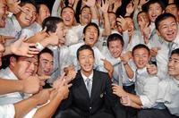 　仲間に祝福されて笑顔を浮かべるドラフト阪神ドラフト２位指名の延岡学園・小幡（中央）