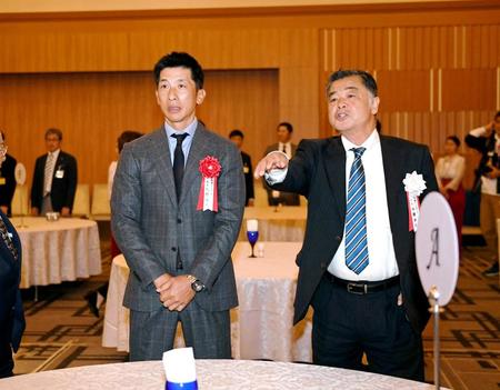 　阪神ＯＢ総会に出席し、談笑する矢野監督（左）と川藤ＯＢ会会長（撮影・田中太一）