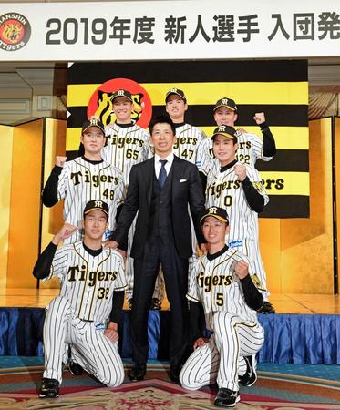 　入団会見を終え、矢野監督（中央）を囲んで笑顔を見せる阪神の新人選手