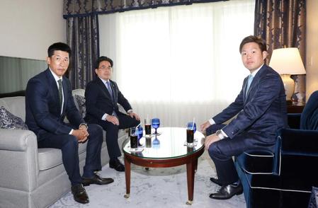 　交渉の席につく（左から）矢野監督、谷本球団本部長、西