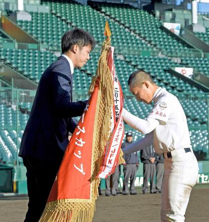　表彰式で紀州由良リトル・坂尻主将（右）に優勝旗を手渡す才木