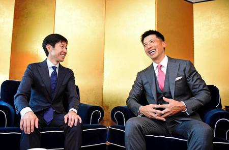 　対談で意気投合し笑顔を見せる阪神・矢野監督（右）と武豊