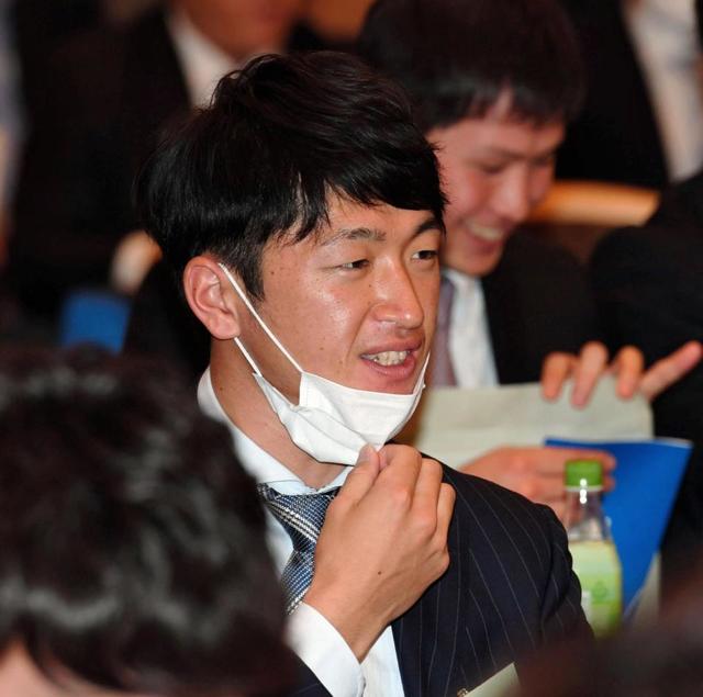 休憩中に談笑する阪神・近本光司=東京ドームホテル(撮影・棚橋慶太)