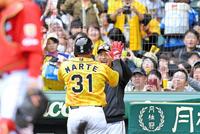 　６回、令和チーム１号となる来日初本塁打を放ったマルテ（左）を笑顔で迎える矢野監督