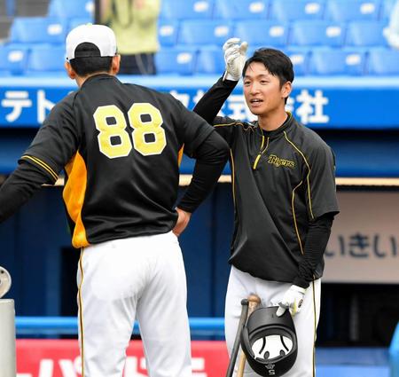 試合前の打撃練習後、矢野監督（左）と話す近本
