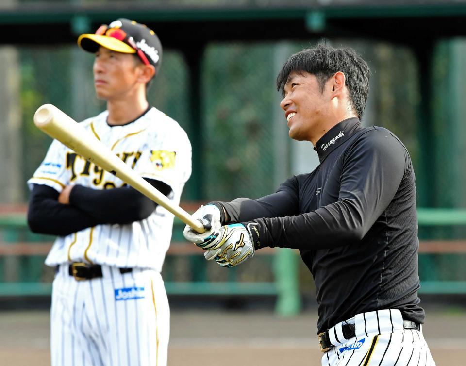 昨年の秋季キャンプで、矢野監督（奥）が見守る中、打撃練習に励む原口