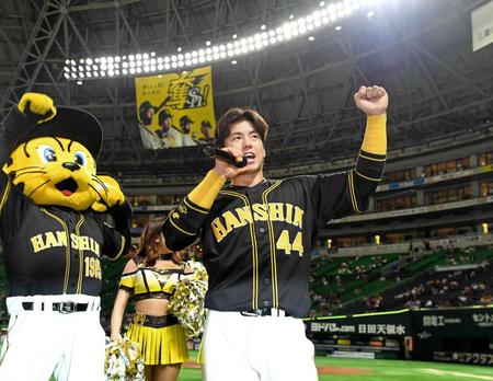 「明日も勝つバイ！！」。地元・福岡で大活躍の梅野はスタンドのファンと一緒に声を張り上げる（撮影・田中太一）