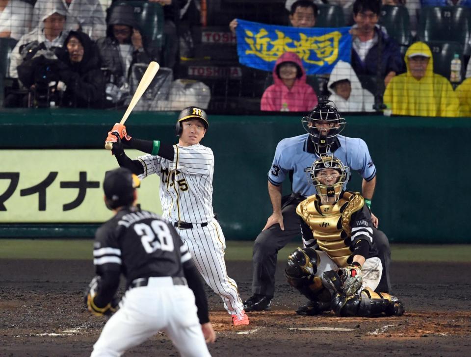 　７回、阪神・近本光司は左中間に適時三塁打、サイクル安打を達成する＝甲子園（撮影・山口登）