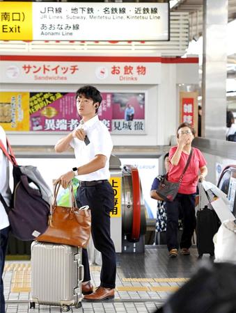 　移動のため、新幹線のホームで列車を待つ近本（撮影・北村雅宏）