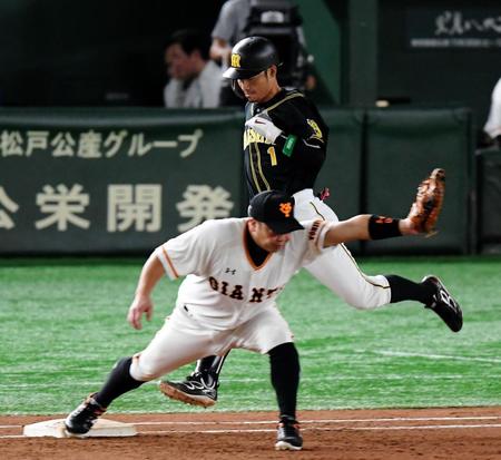 　５回、代打で出場した阪神・鳥谷敬は併殺打に倒れる。一塁手は巨人・阿部慎之助