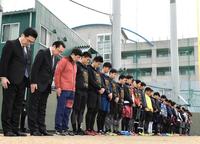 　阪神・淡路大震災から２５年、練習前に黙とうする西純矢（左から４人目）ら