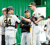 　投球を終え、矢野監督（右から２人目）らと話をするガンケル