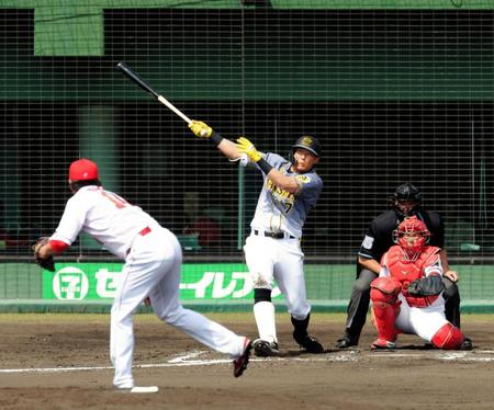 ３回、糸井嘉男は右翼線に二塁打を放つ（撮影・山口登）