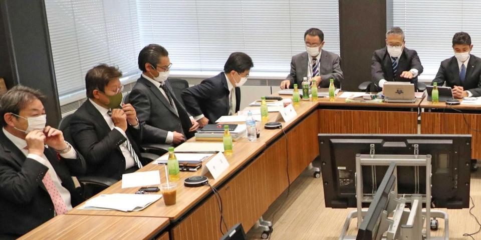 　３月２７日のセ・リーグ理事会に出席した阪神の谷本球団本部長（左から４人目）と嶌村同副本部長（同３人目）ら