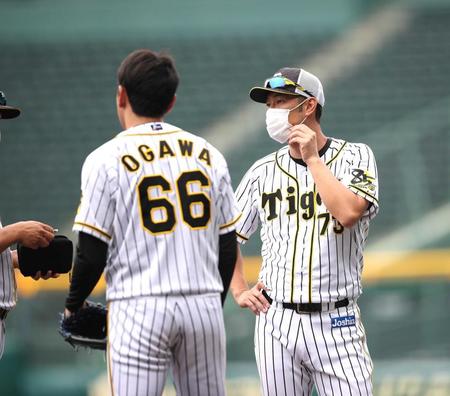 　金村コーチ（右）は先発投手陣の１、２軍振り分けを明かした（２６日撮影、阪神タイガース提供）