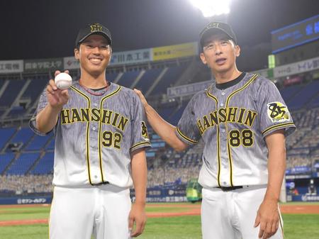 　プロ初勝利を挙げた伊藤和（左）は矢野監督に労われ笑顔を見せる（撮影・田中太一）