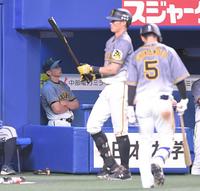 ９回、阪神・近本（５）が好機に遊飛に倒れ、ベンチの隅で肩を落とす阪神・矢野監督（左）