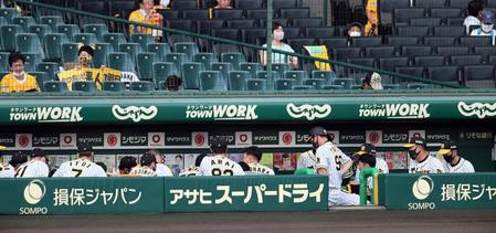 試合前、ベンチで円陣を組む阪神ナイン＝甲子園（撮影・山口登）