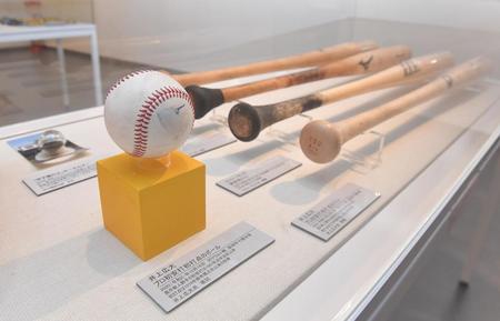 甲子園歴史館に展示された、阪神・井上広大プロ初安打のボールとバット（右端）＝撮影・高部洋祐