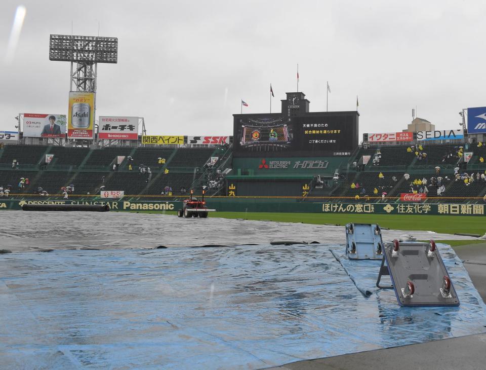 天候不良のため、試合開始の遅延が発表された＝甲子園（撮影・高部洋祐）