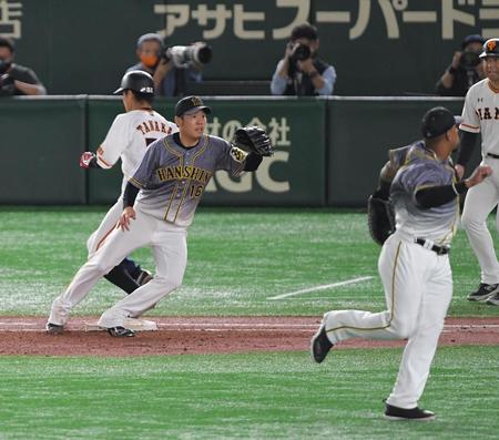 ２回、阪神・マルテ（右）が巨人・田中俊太のゴロをバックトスするも西勇輝（左）が捕球できずエラーとなる（撮影・高石航平）