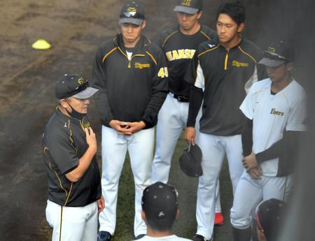 来季、２軍野手総合コーチに決まった阪神・清水雅治ヘッドコーチ（左）がチームに合流。ナインを集めて話をする＝宮崎・アイビースタジアム（撮影・田中太一）