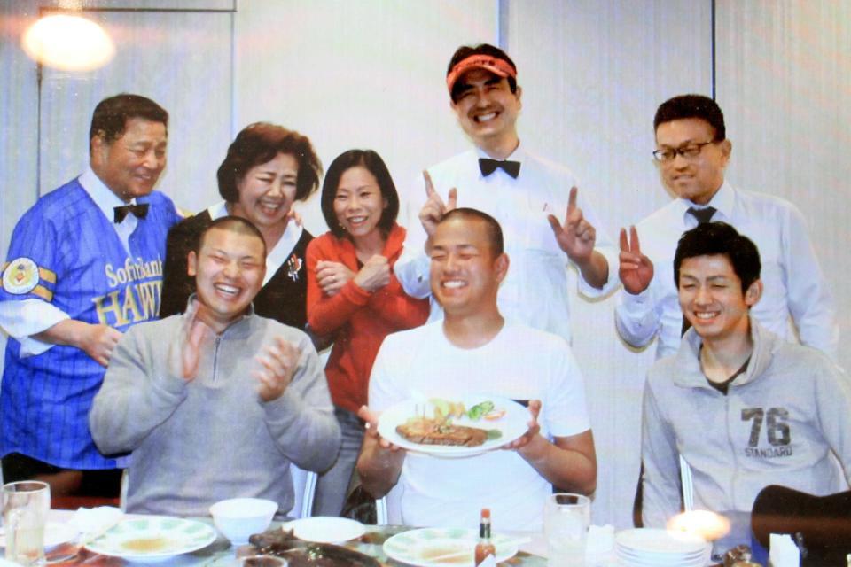 　ベースボールで食事をする高橋（中央）と（後列左から）江口信男さんと三穂さん＝江口さん提供