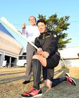 　デイリースポーツ評論家・岡田彰布氏の激励を受け、バットを手にポーズを決める大山