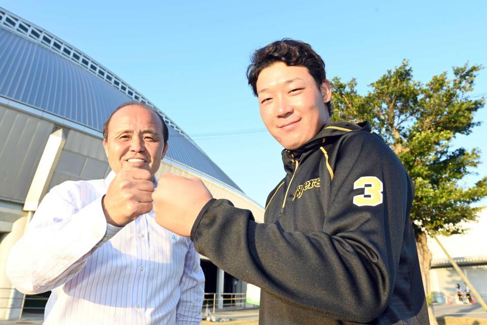 　対談後、笑顔で「エアグータッチ」を交わすデイリースポーツ評論家・岡田彰布氏（左）と大山