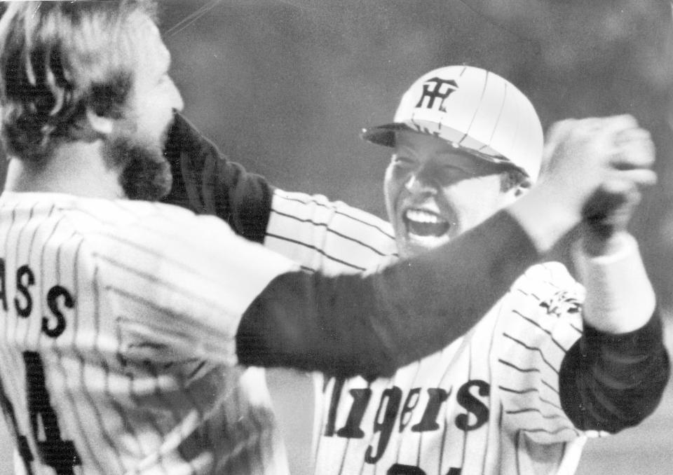 　バース（左）がバックスクリーンへ１号３ラン。続いて掛布もバックスクリーンへ２号本塁打を放ち、抱き合って喜ぶ＝１９８５年４月１７日