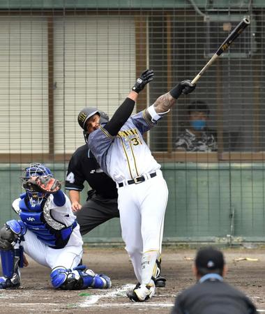 　１回、先制適時二塁打を放つ阪神のジェフリー・マルテ（撮影・田中太一）