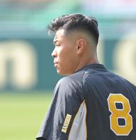 　髪を短く刈り上げた佐藤輝（撮影・高部洋祐）