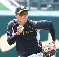 　外野ノックを受ける佐藤輝（撮影・田中太一）