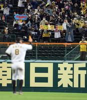　甲子園初本塁打を放ちファンの声援に応える阪神・佐藤輝